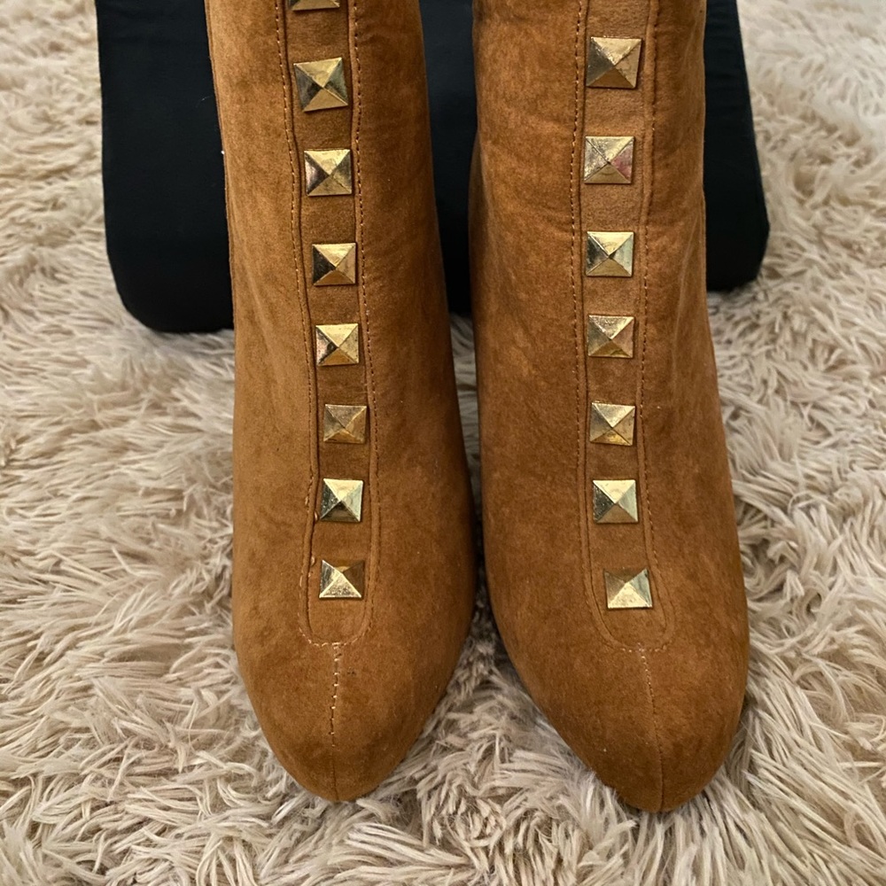 Round toe bootie